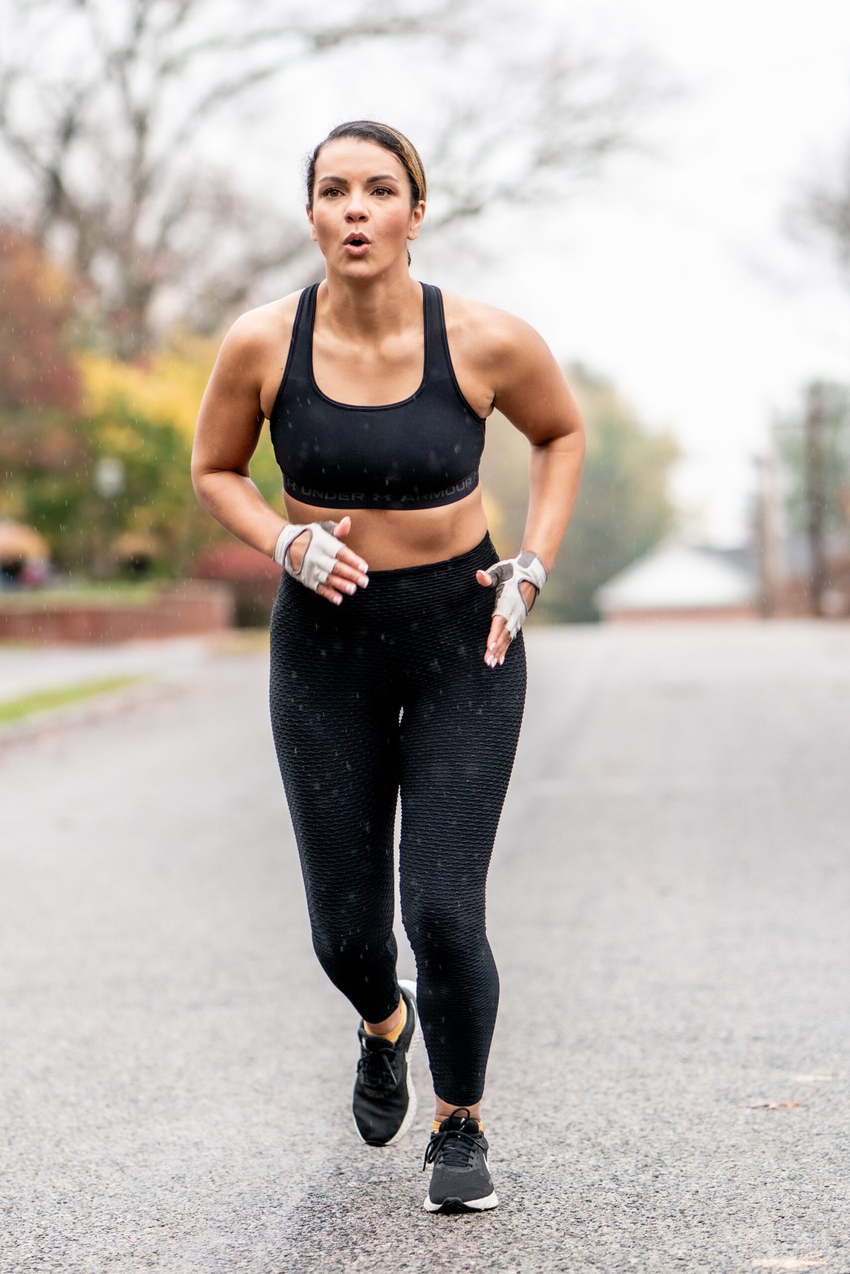 Rebeca Elizabeth running outdoors — rebuilding health, clarity, and discipline as an entrepreneur after burnout