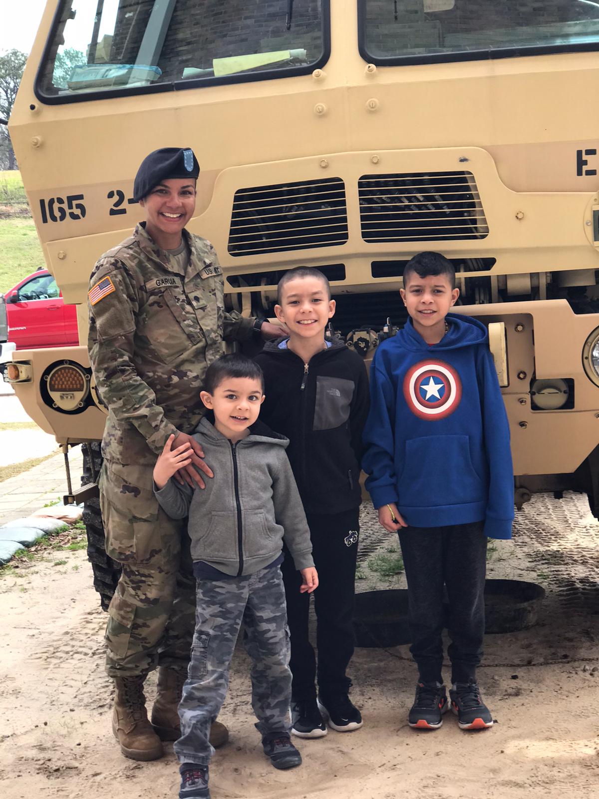 Rebeca Elizabeth with her children during military deployment — balance between service, motherhood, and rebuilding life