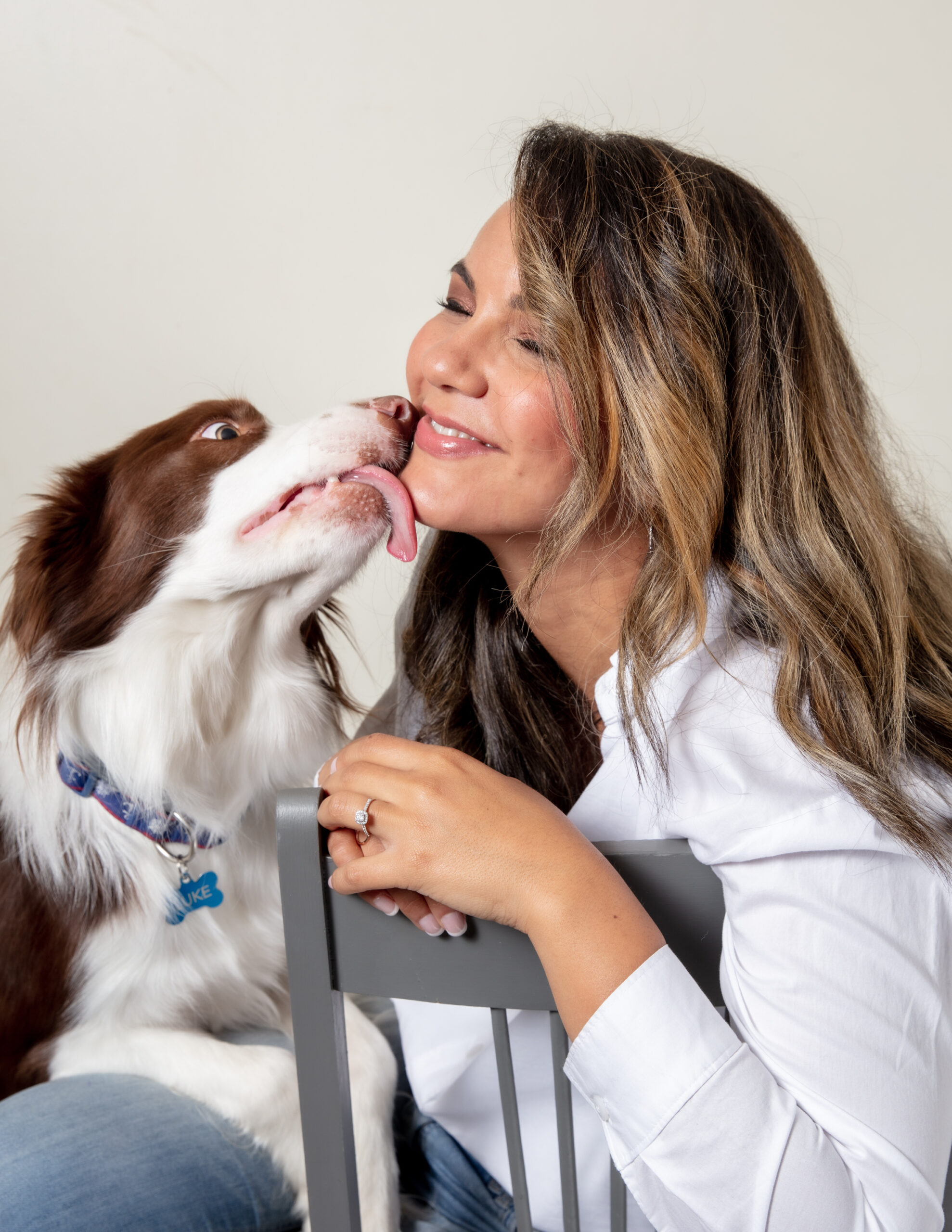 Rebeca Elizabeth relaxing with her dog — balance, peace, and nervous system regulation for entrepreneurs