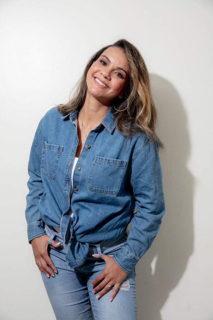 Rebeca Elizabeth — business strategist helping overwhelmed entrepreneurs rebuild clarity and consistency